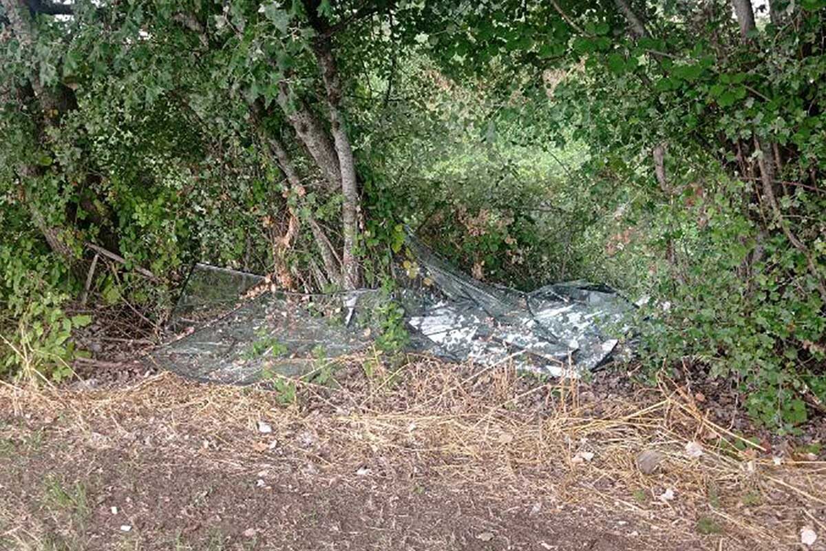 Κίνδυνος από σπασμένα τζάμια στην παραποτάμια διαδρομή Τρικάλων – Καρυών