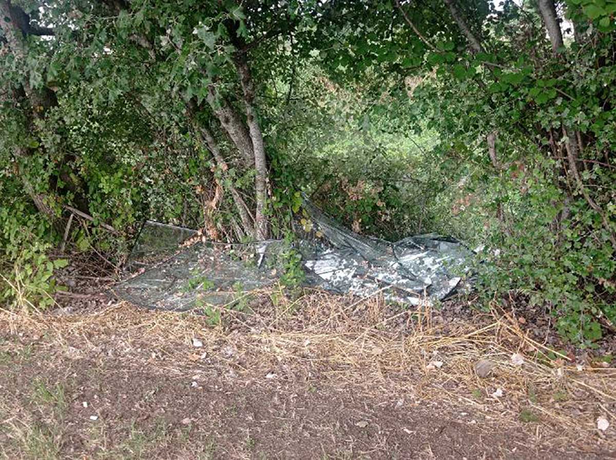 Κίνδυνος από σπασμένα τζάμια στην παραποτάμια διαδρομή Τρικάλων – Καρυών