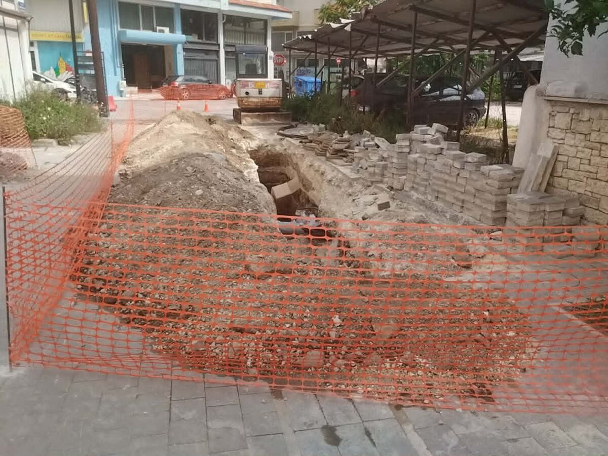 Στα Τρίκαλα πρώτα στρώνουμε και μετά σκάβουμε
