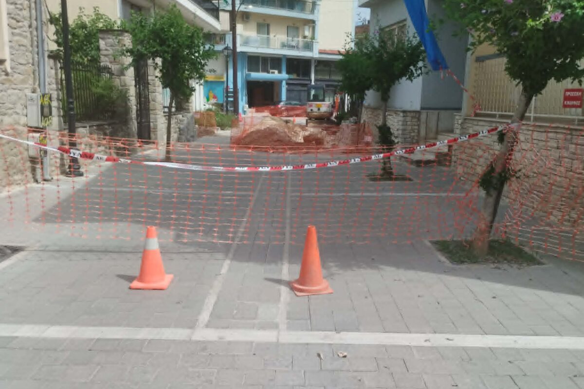 Στα Τρίκαλα πρώτα στρώνουμε και μετά σκάβουμε