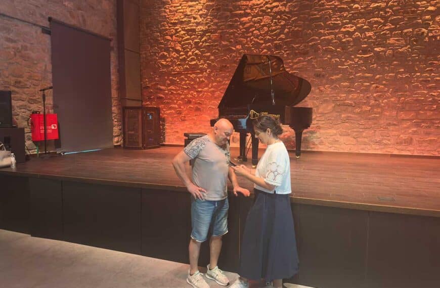 Η Μαρίνα Κοντοτόλη με τον Παναγιώτη Ζωγράφο στο κτήριο Παπαστεριάδη