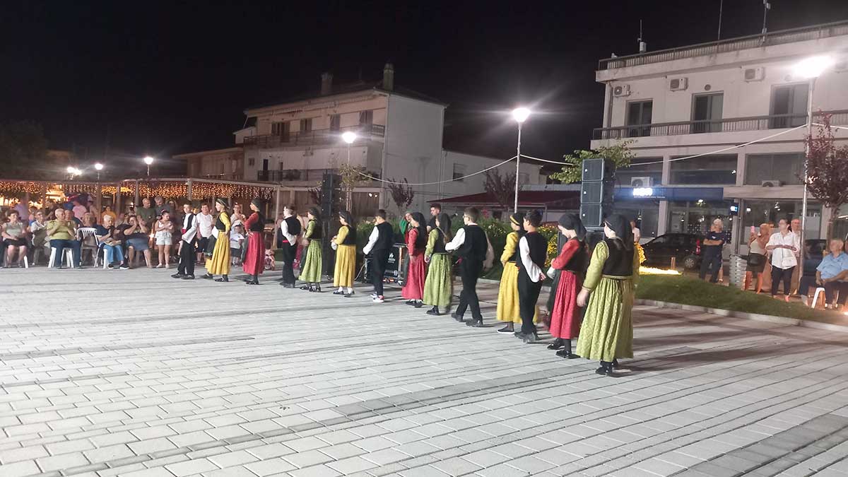 Παραδοσιακοί χοροί γέμισαν την πλατεία της Πύλης