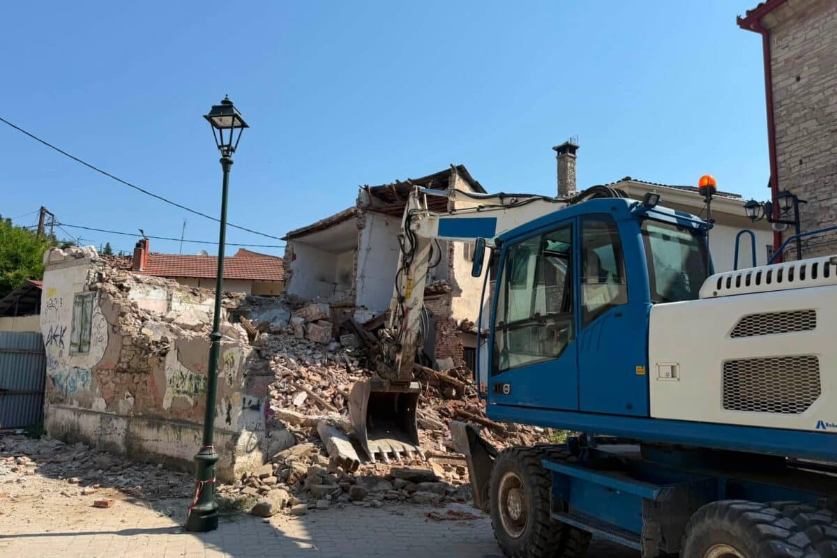 Ο Μερτσιώτης έπιασε δουλειά… γκρεμίζοντας