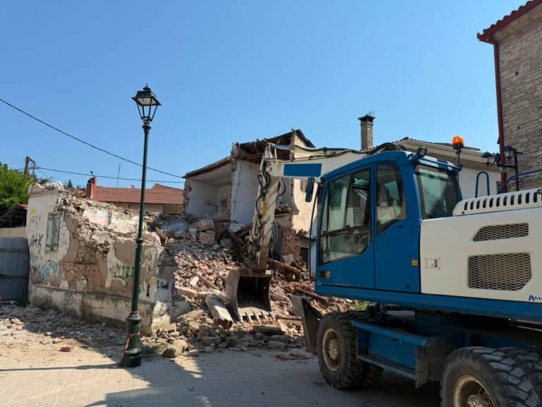 Ο Μερτσιώτης έπιασε δουλειά… γκρεμίζοντας