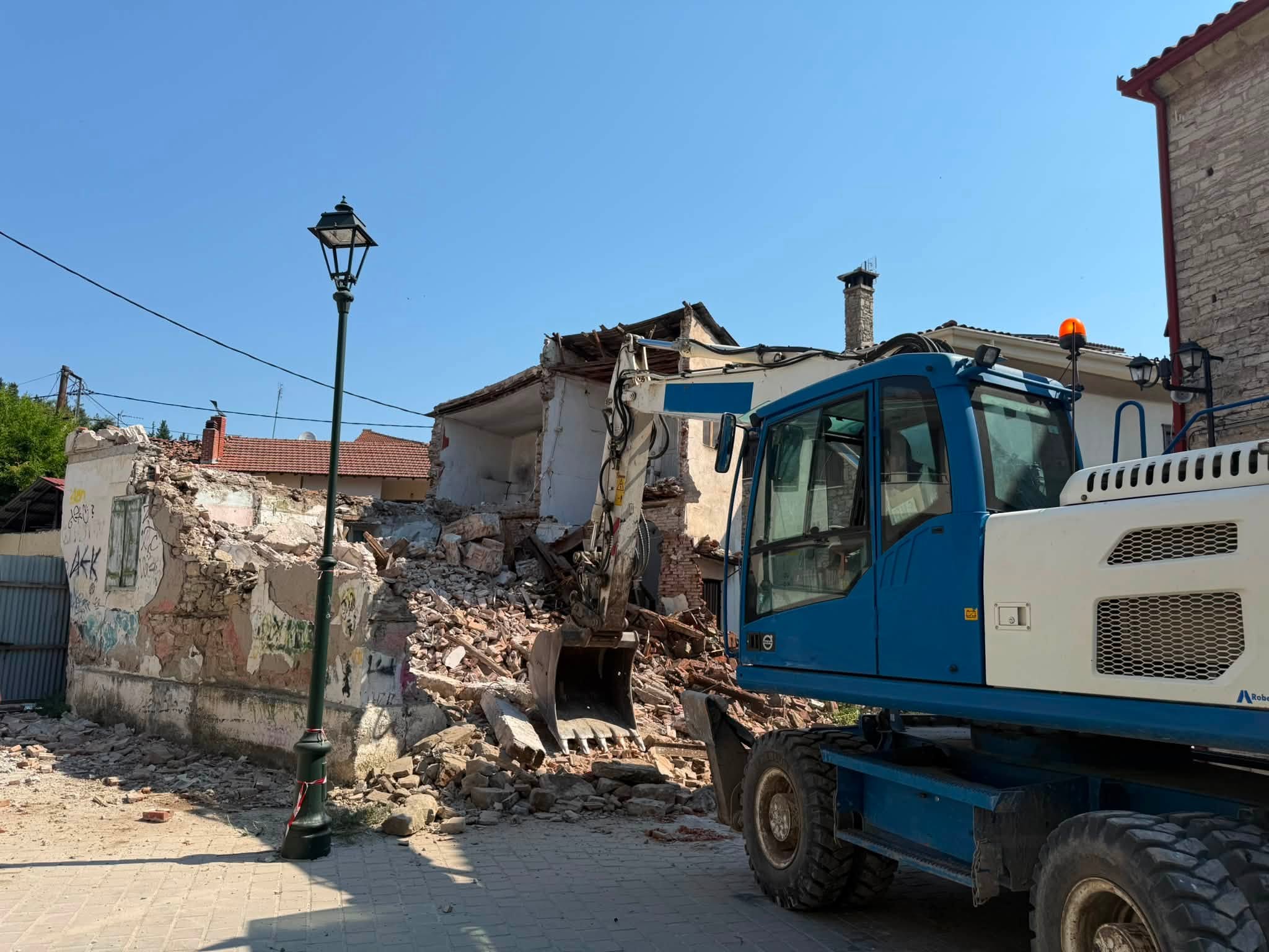Ο Μερτσιώτης έπιασε δουλειά… γκρεμίζοντας