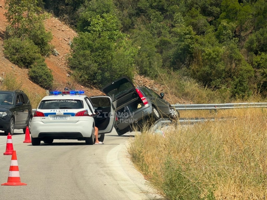 Τροχαίο στην Καλαμπάκα – ΙΧ «σκαρφάλωσε» στις μπάρες
