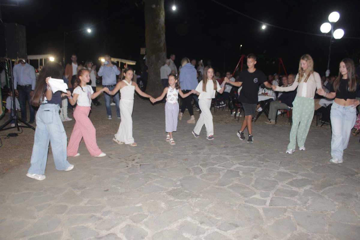Πετροχώρι: Δημοτική βραδιά με πολύ κόσμο στην πλατεία