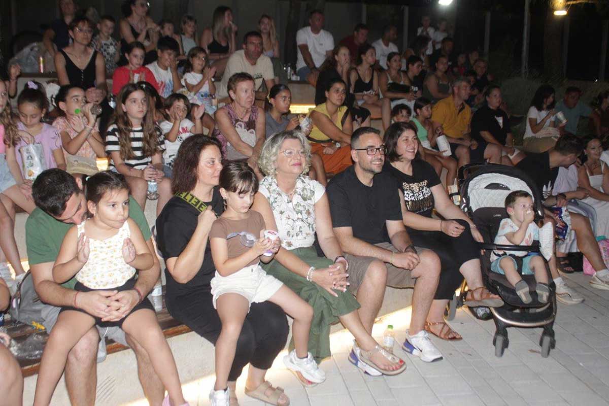 Πύλη: Ο Καραγκιόζης γέμισε με παιδιά την κεντρική πλατεία