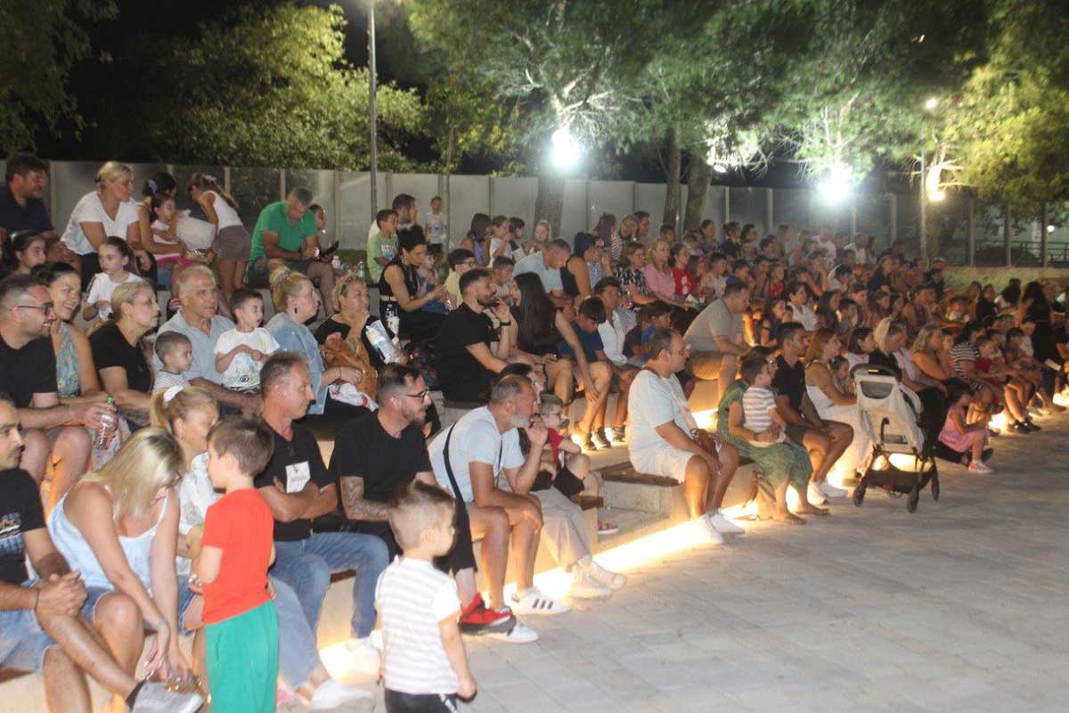 Πύλη: Ο Καραγκιόζης γέμισε με παιδιά την κεντρική πλατεία