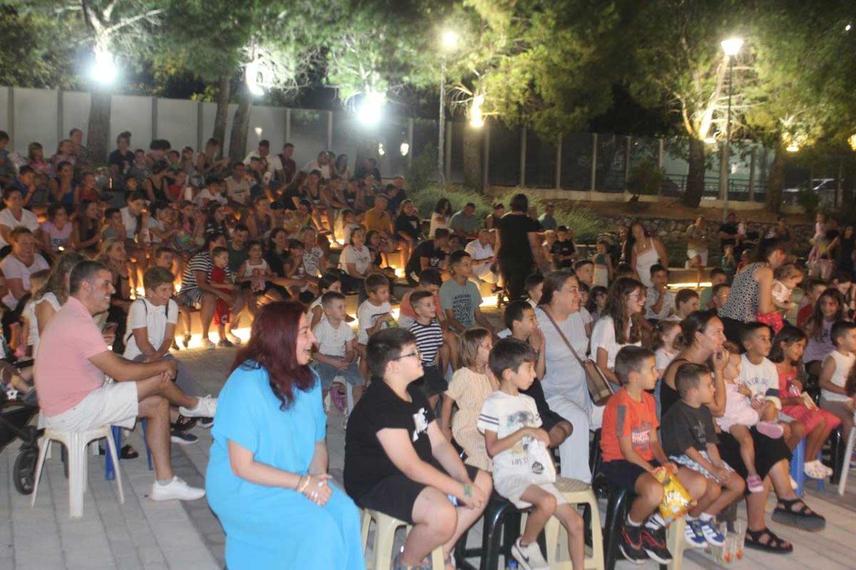 Πύλη: Ο Καραγκιόζης γέμισε με παιδιά την κεντρική πλατεία