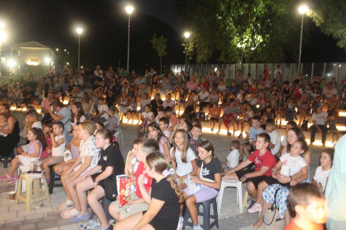 Πύλη: Ο Καραγκιόζης γέμισε με παιδιά την κεντρική πλατεία