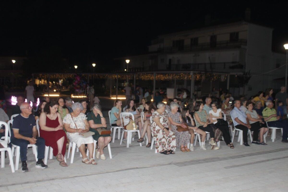 Παραδοσιακοί χοροί γέμισαν την πλατεία της Πύλης