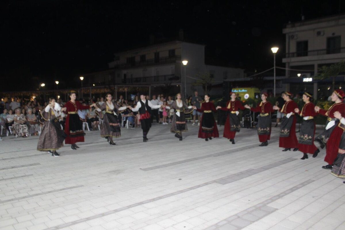 Παραδοσιακοί χοροί γέμισαν την πλατεία της Πύλης