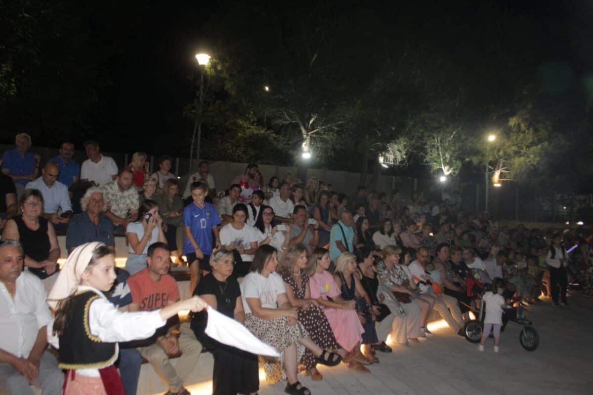 Παραδοσιακοί χοροί γέμισαν την πλατεία της Πύλης