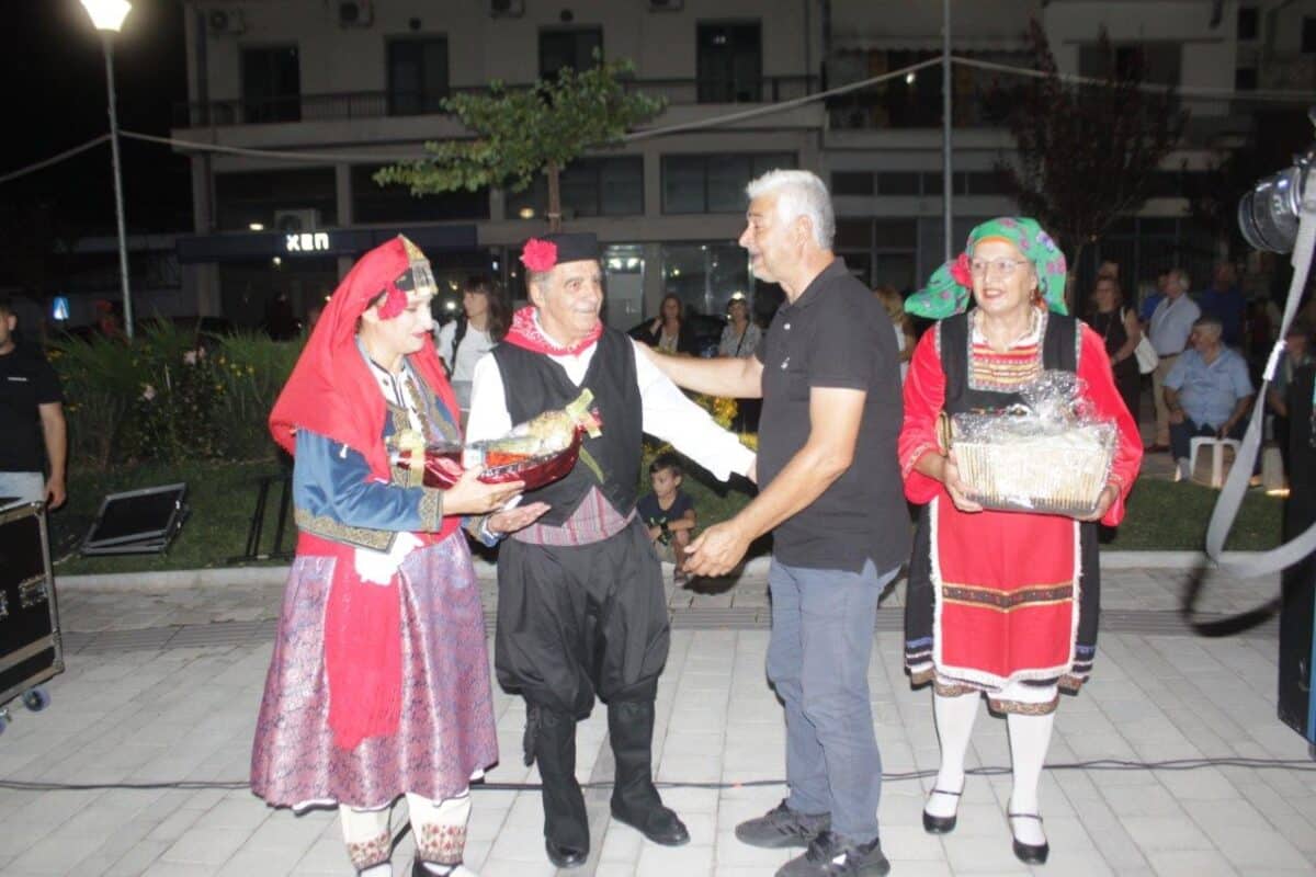 Παραδοσιακοί χοροί γέμισαν την πλατεία της Πύλης