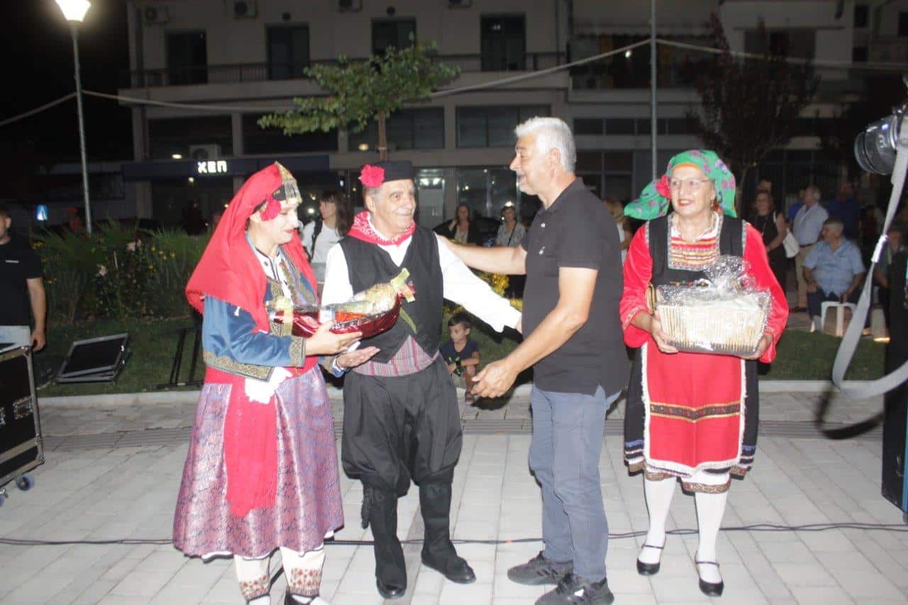 Παραδοσιακοί χοροί γέμισαν την πλατεία της Πύλης