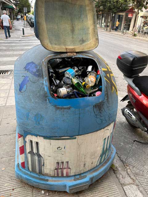 Τρίκαλα: Η «ανακυκλώσιμη ντροπή» στην πλατεία Χατζηπέτρου