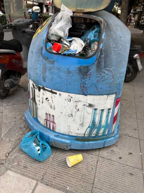 Τρίκαλα: Η «ανακυκλώσιμη ντροπή» στην πλατεία Χατζηπέτρου