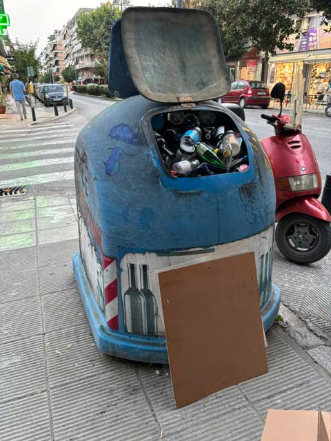 Τρίκαλα: Η «ανακυκλώσιμη ντροπή» στην πλατεία Χατζηπέτρου