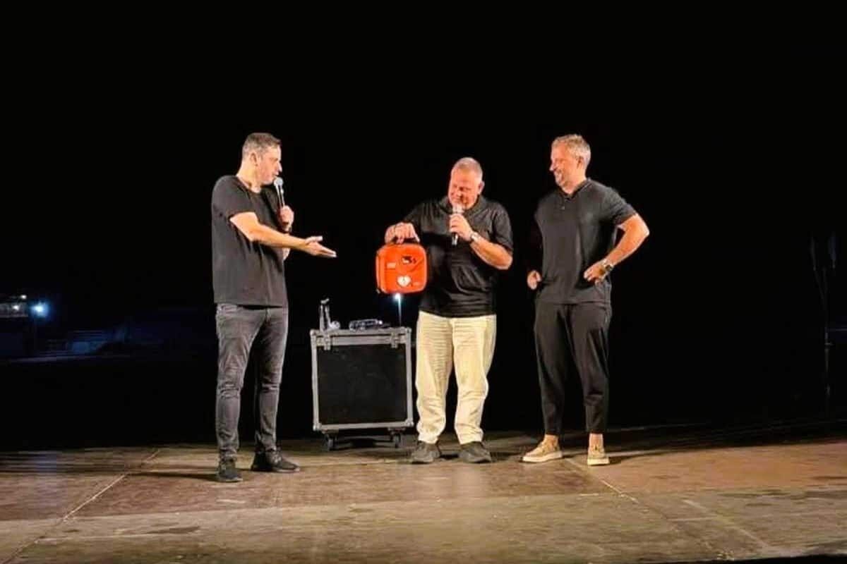 Ο Αλέξανδρος Τσουβέλας δώρισε απινιδωτή στα Τρίκαλα
