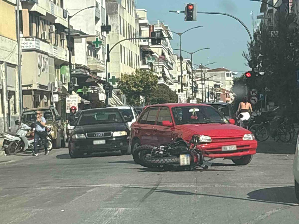 Τρίκαλα: Σύγκρουση ΙΧ με μηχανή στην Τσιτσάνη – Ένας τραυματίας