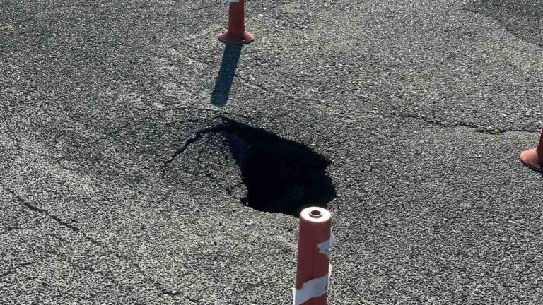 Επικίνδυνη λακκούβα σε οδόστρωμα στα Τρίκαλα