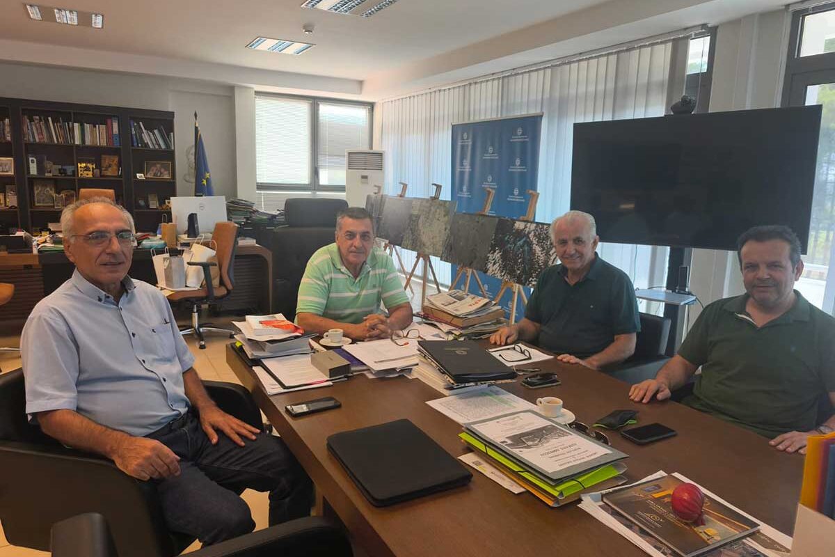 Συνάντηση Κουρέτα με Λάππα με φόντο τα Τρίκαλα