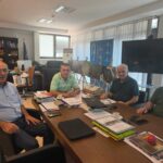 Συνάντηση Κουρέτα με Λάππα με φόντο τα Τρίκαλα