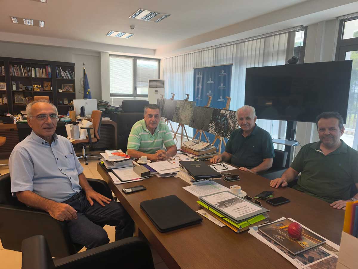 Συνάντηση Κουρέτα με Λάππα με φόντο τα Τρίκαλα