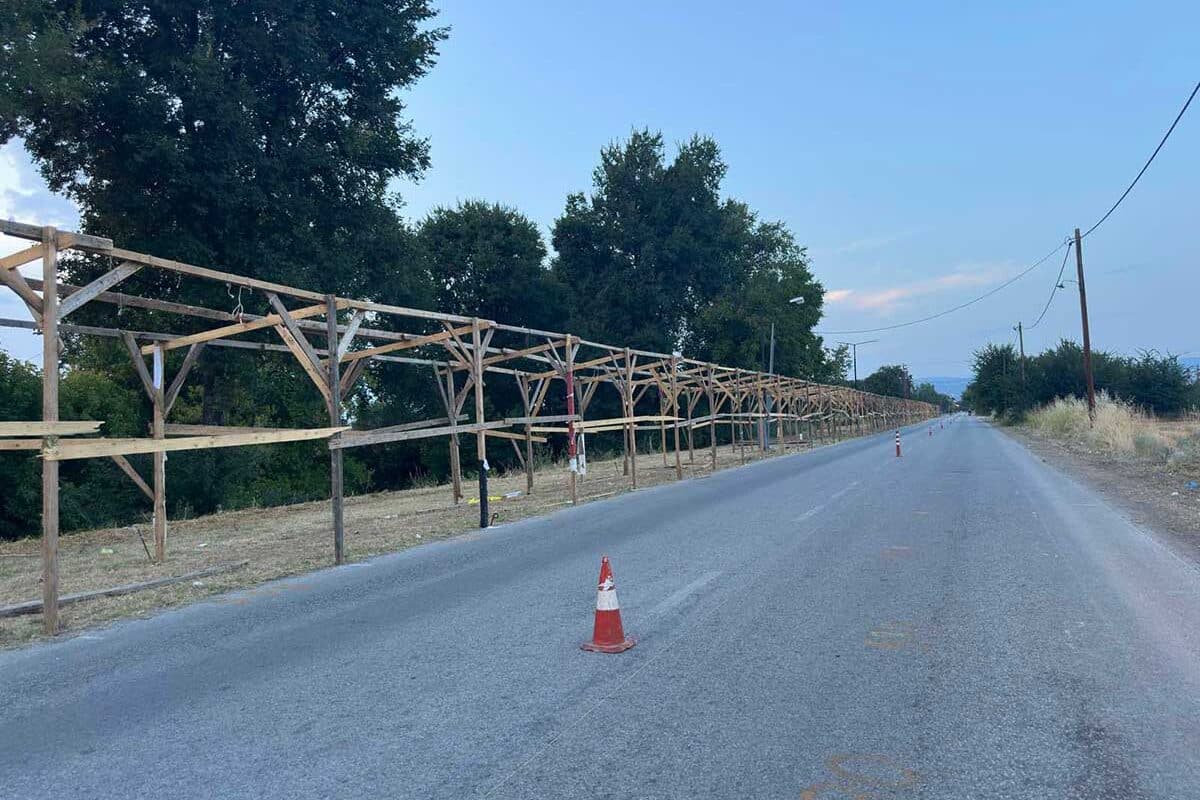 Τρίκαλα: Στήνονται οι παράγκες για το μεγάλο παζάρι