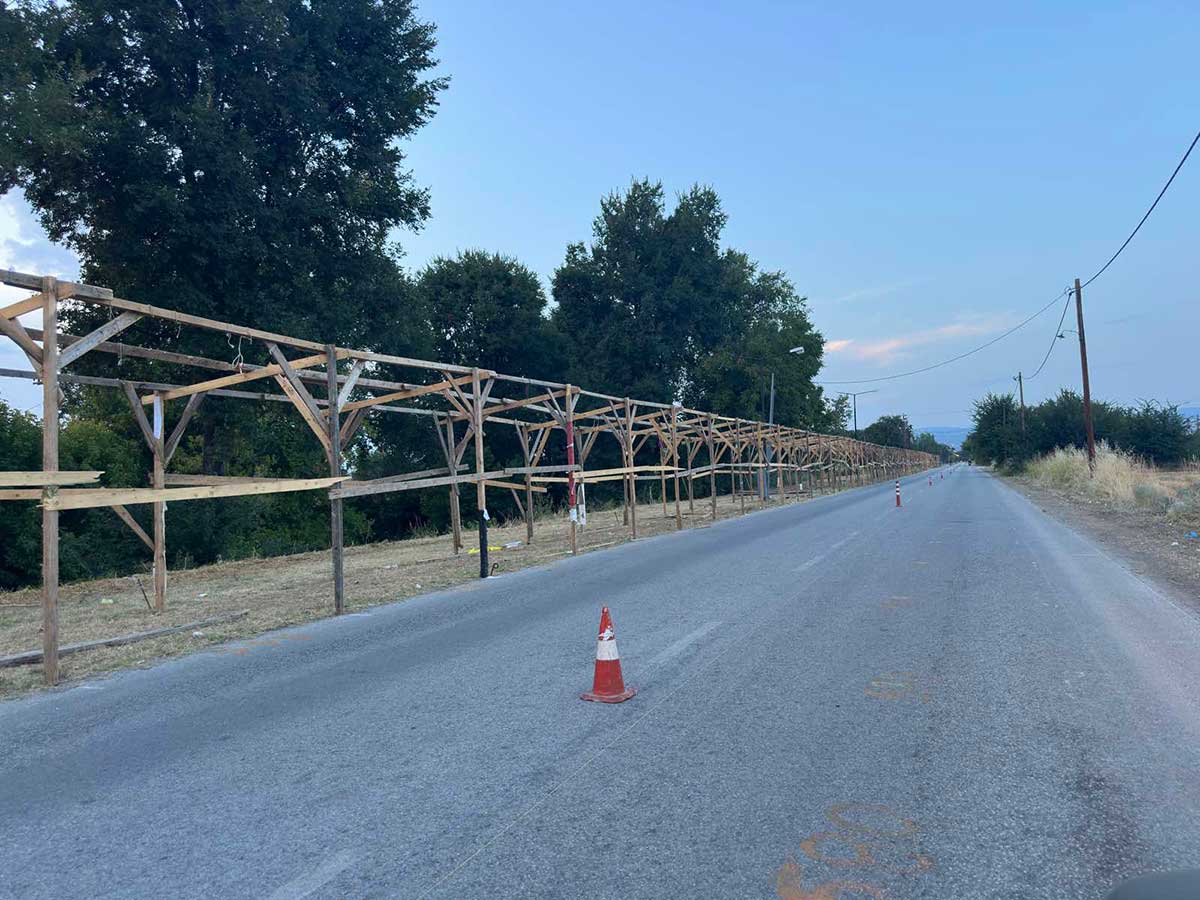 Τρίκαλα: Στήνονται οι παράγκες για το μεγάλο παζάρι
