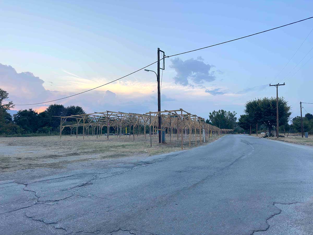 Τρίκαλα: Στήνονται οι παράγκες για το μεγάλο παζάρι