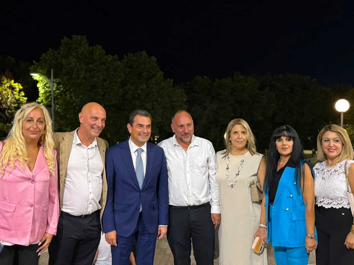 Σκρέκας στη ΔΕΘ: Δεν προλάβαινε τις χειραψίες