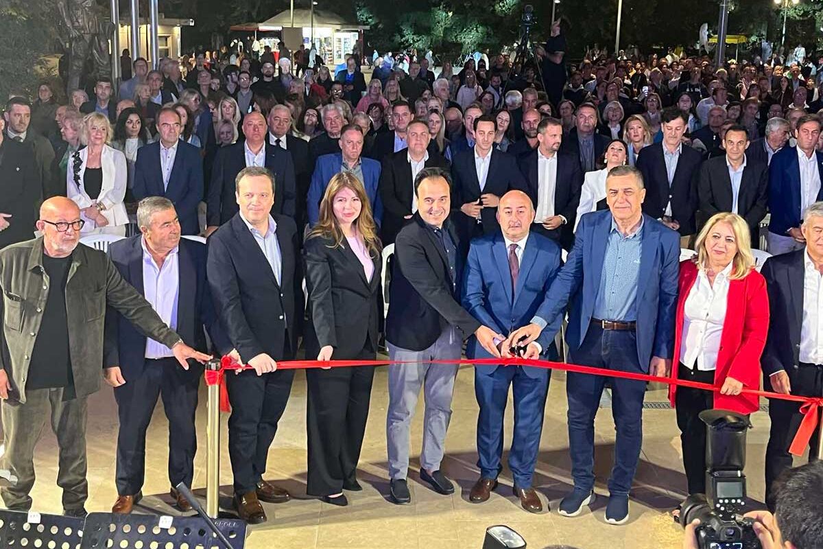Πλατεία Τρικάλων: Η αποθέωση των επισήμων και η άλλη εικόνα