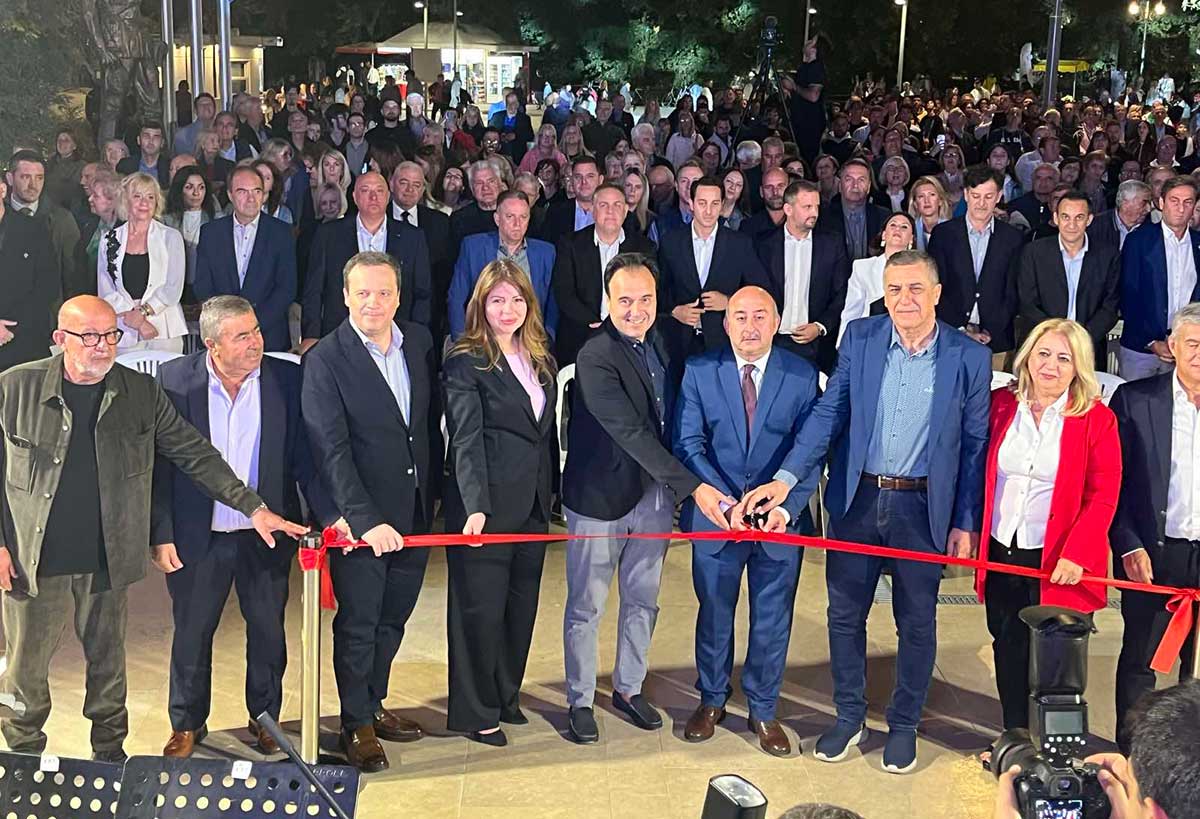 Πλατεία Τρικάλων: Η αποθέωση των επισήμων και η άλλη εικόνα