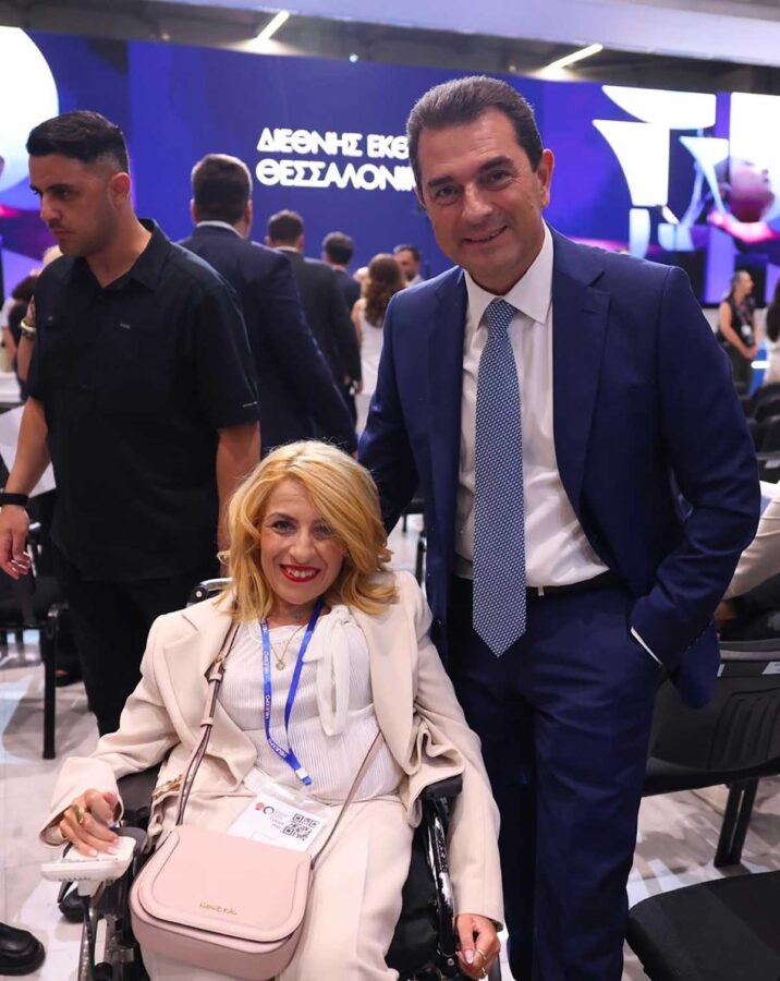 Σκρέκας στη ΔΕΘ: Δεν προλάβαινε τις χειραψίες