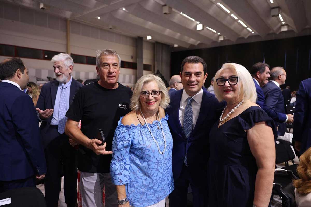 Σκρέκας στη ΔΕΘ: Δεν προλάβαινε τις χειραψίες