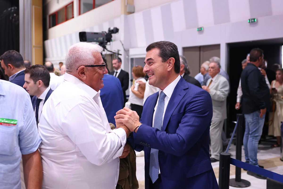 Σκρέκας στη ΔΕΘ: Δεν προλάβαινε τις χειραψίες