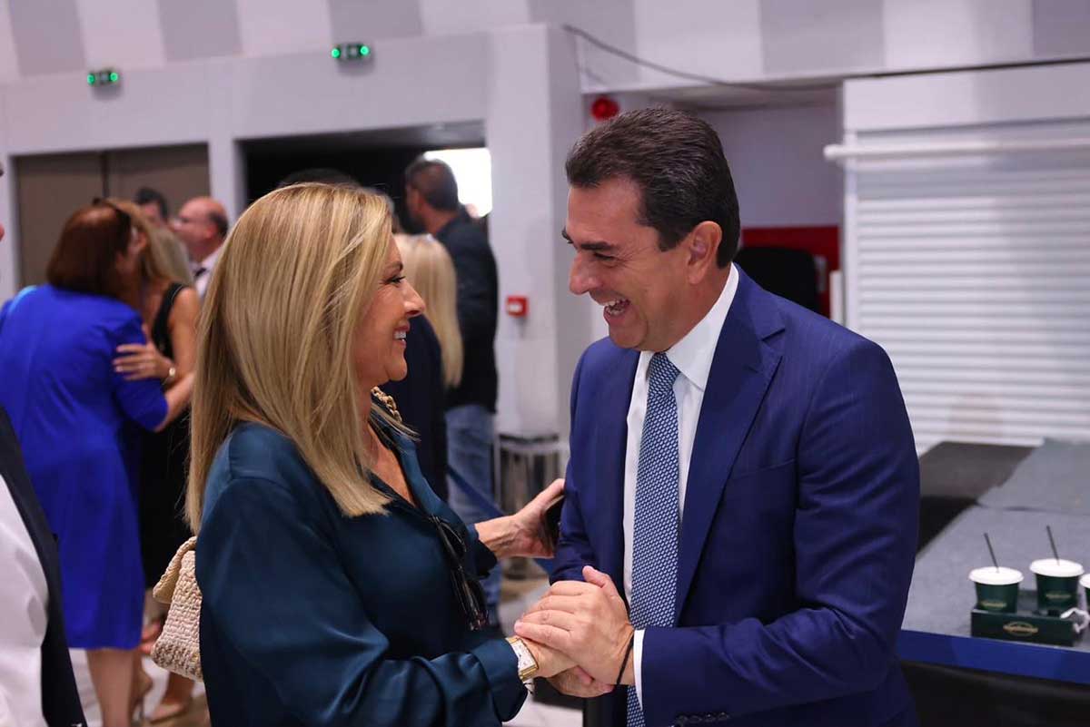 Σκρέκας στη ΔΕΘ: Δεν προλάβαινε τις χειραψίες