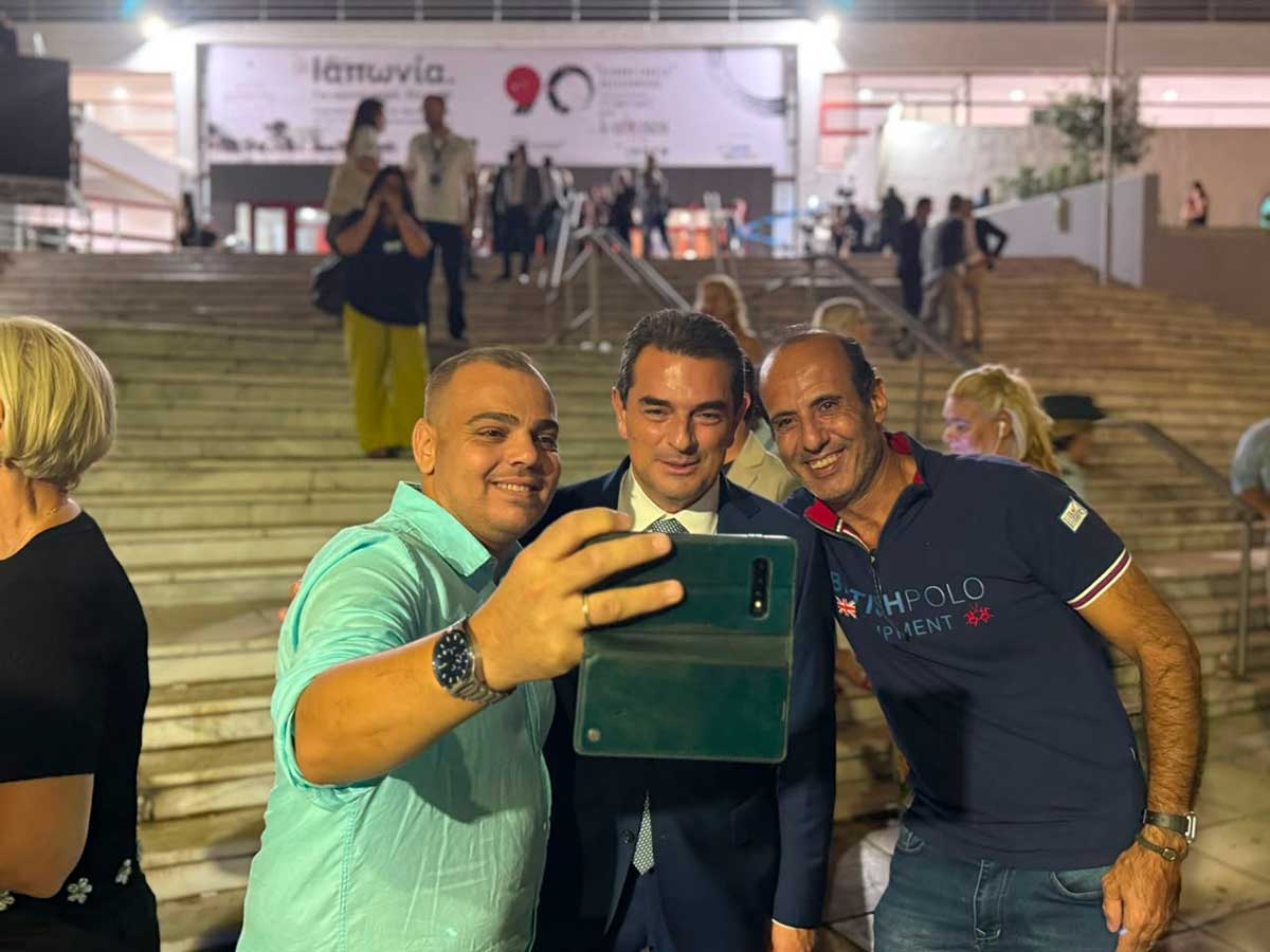 Σκρέκας στη ΔΕΘ: Δεν προλάβαινε τις χειραψίες