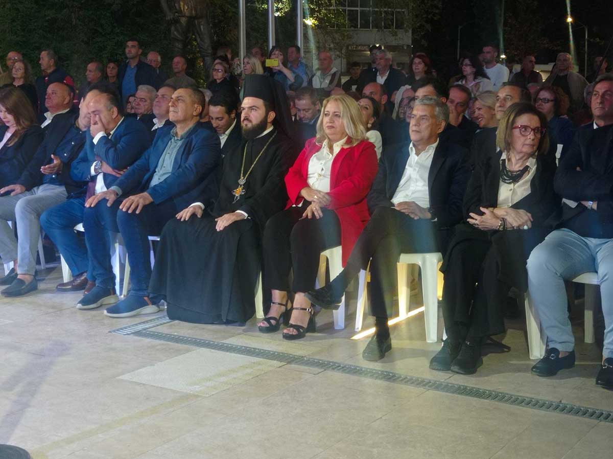 Πλατεία Τρικάλων: Η αποθέωση των επισήμων και η άλλη εικόνα