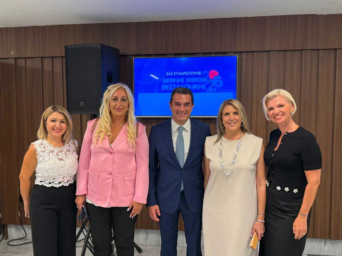 Σκρέκας στη ΔΕΘ: Δεν προλάβαινε τις χειραψίες