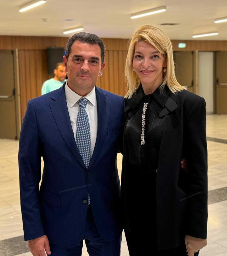 Σκρέκας στη ΔΕΘ: Δεν προλάβαινε τις χειραψίες