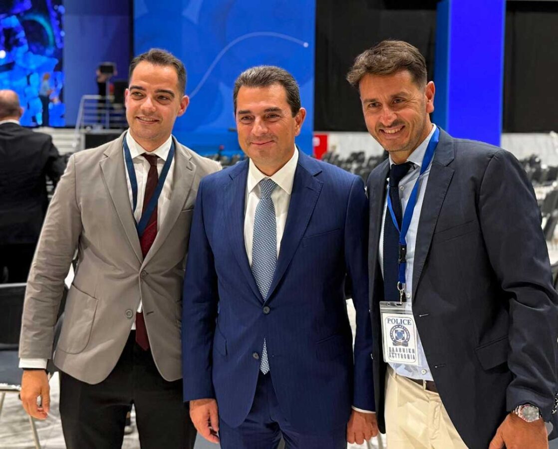 Σκρέκας στη ΔΕΘ: Δεν προλάβαινε τις χειραψίες