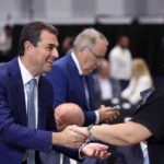 Σκρέκας στη ΔΕΘ: Δεν προλάβαινε τις χειραψίες