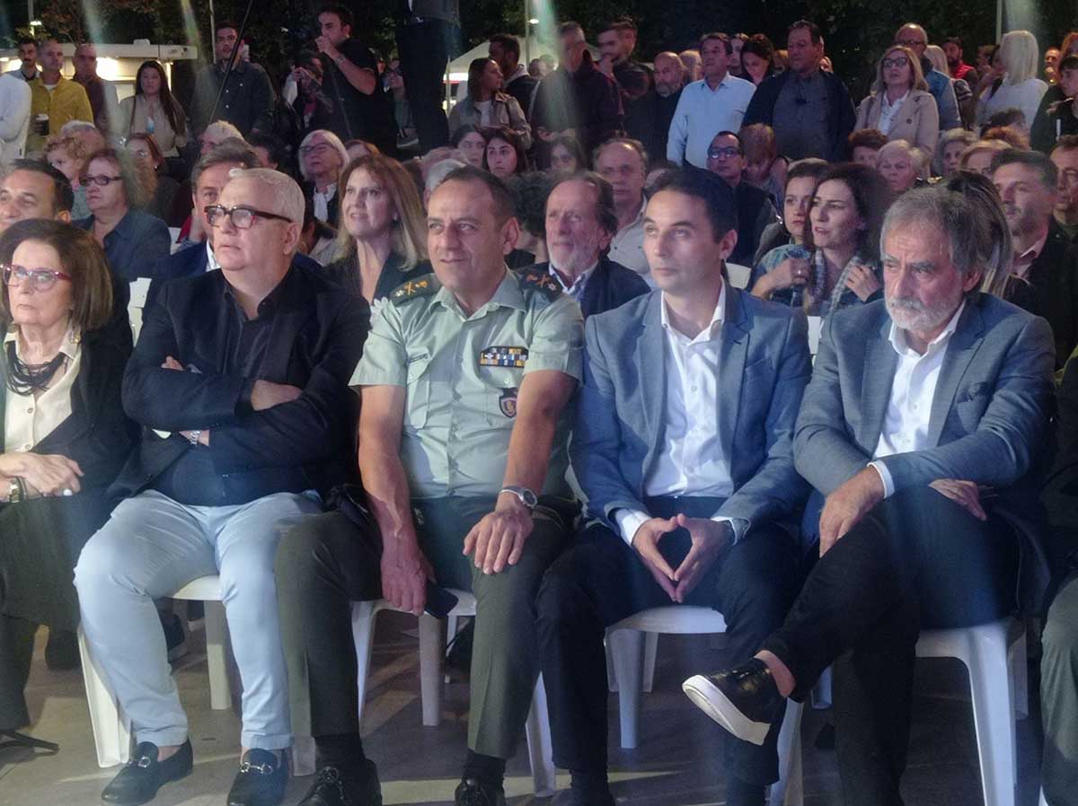 Πλατεία Τρικάλων: Η αποθέωση των επισήμων και η άλλη εικόνα