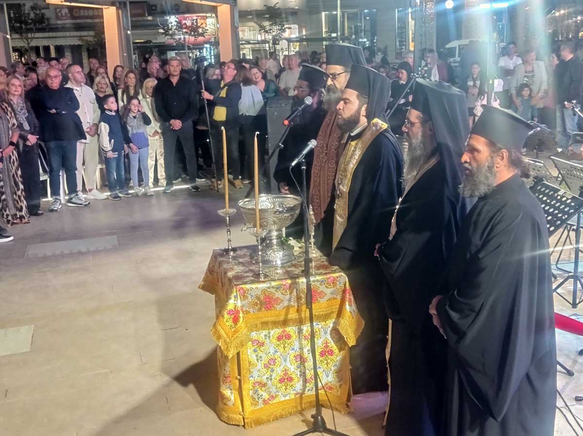 Πλατεία Τρικάλων: Η αποθέωση των επισήμων και η άλλη εικόνα