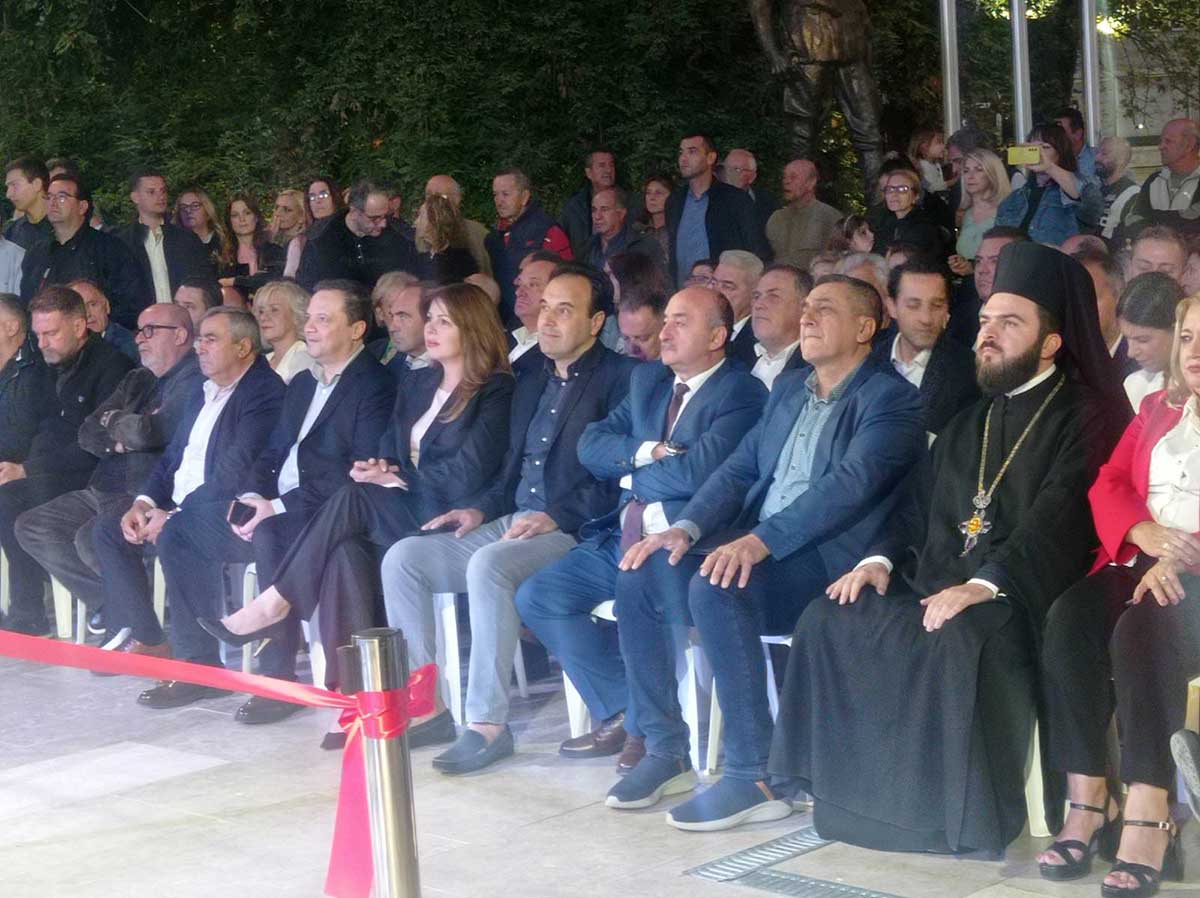 Πλατεία Τρικάλων: Η αποθέωση των επισήμων και η άλλη εικόνα