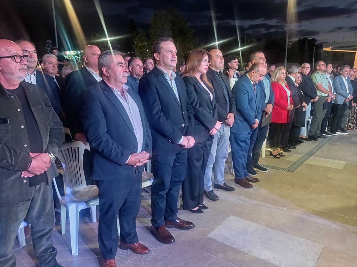 Πλατεία Τρικάλων: Η αποθέωση των επισήμων και η άλλη εικόνα