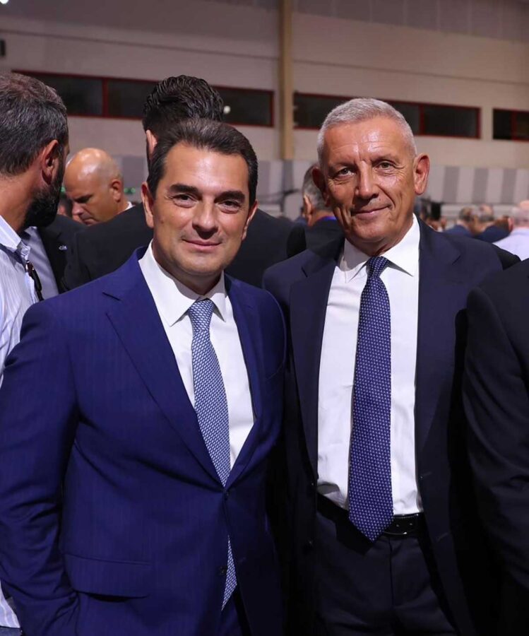 Σκρέκας στη ΔΕΘ: Δεν προλάβαινε τις χειραψίες